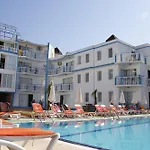 فندق Sunset Village 2*